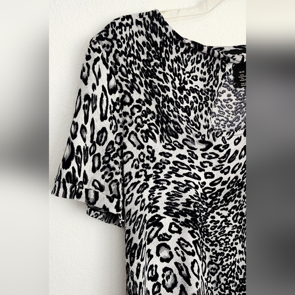 Lane Bryant Black and White Animal Print Twisted Keyhole Top Sz 14-16 - Picture 5 of 7